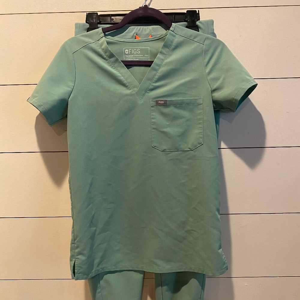 Figs  jade  Catarina xxs and Zamora jogger xs petite.  Excellent used condit